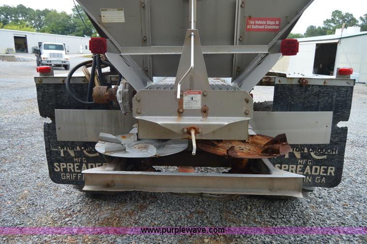 image for item H2763 2000 International 8100 dry spreader applicator truck