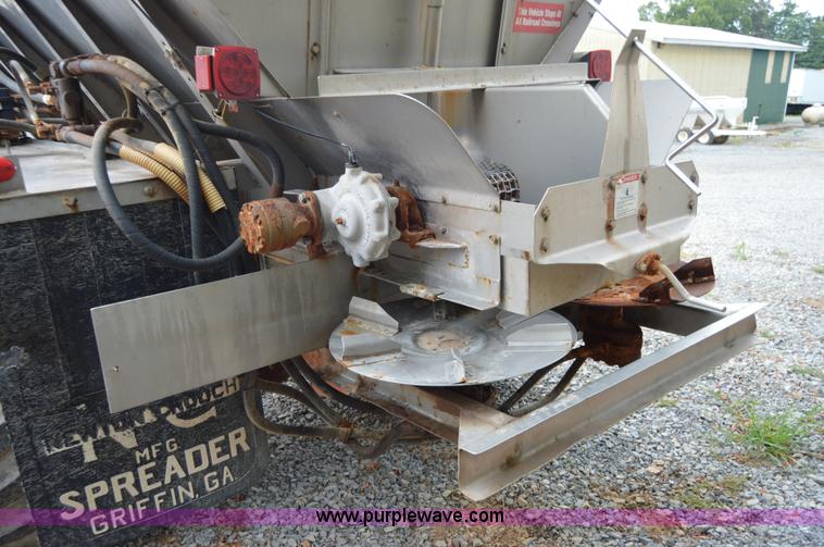 image for item H2763 2000 International 8100 dry spreader applicator truck