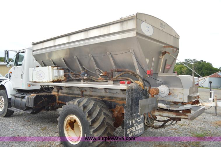 image for item H2763 2000 International 8100 dry spreader applicator truck