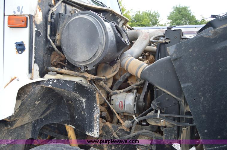 image for item H2763 2000 International 8100 dry spreader applicator truck