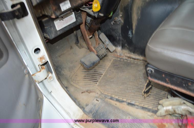 image for item H2763 2000 International 8100 dry spreader applicator truck