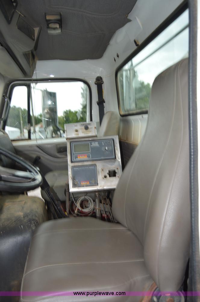 image for item H2763 2000 International 8100 dry spreader applicator truck