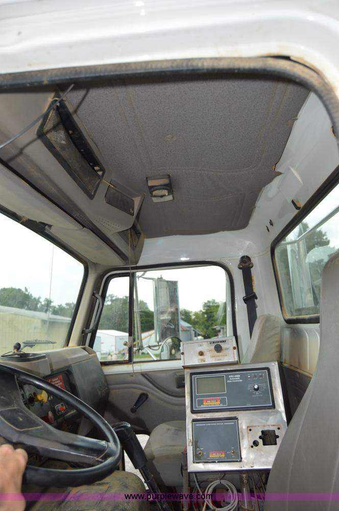 image for item H2763 2000 International 8100 dry spreader applicator truck