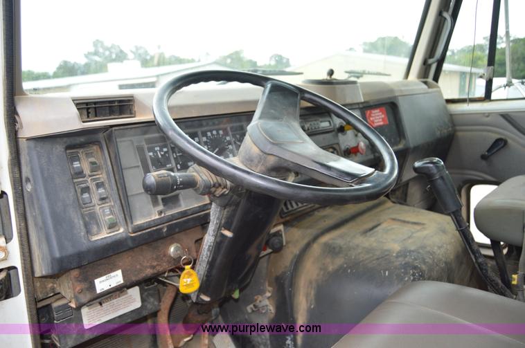 image for item H2763 2000 International 8100 dry spreader applicator truck