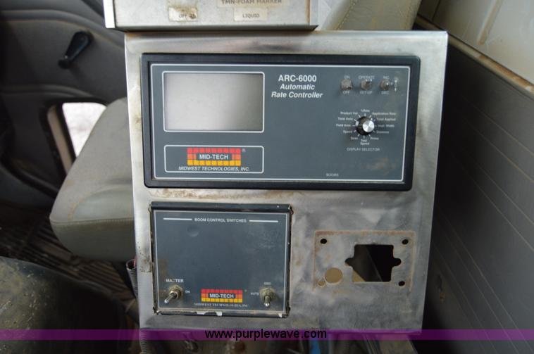 image for item H2763 2000 International 8100 dry spreader applicator truck