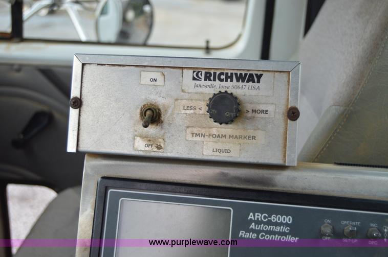 image for item H2763 2000 International 8100 dry spreader applicator truck