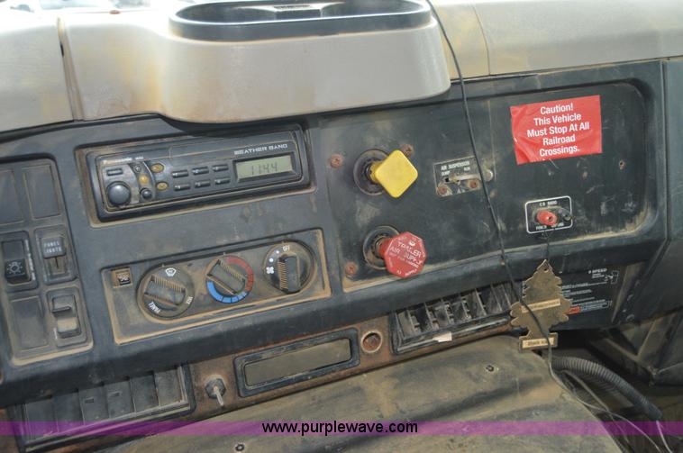 image for item H2763 2000 International 8100 dry spreader applicator truck