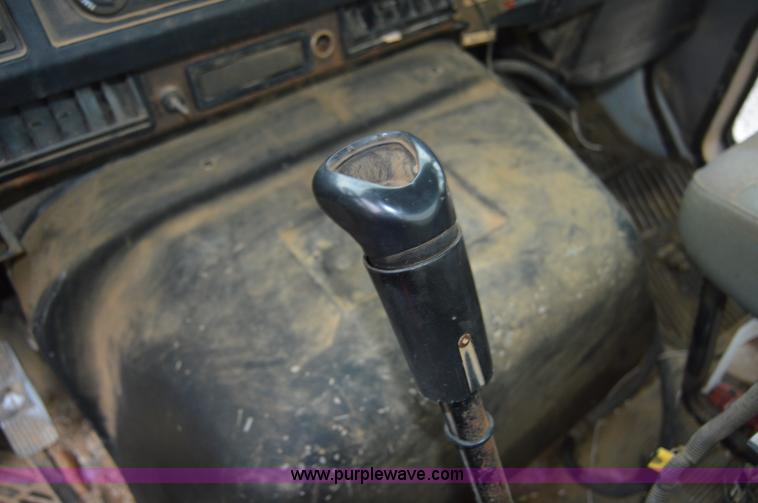 image for item H2763 2000 International 8100 dry spreader applicator truck