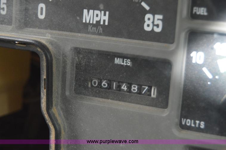 image for item H2763 2000 International 8100 dry spreader applicator truck