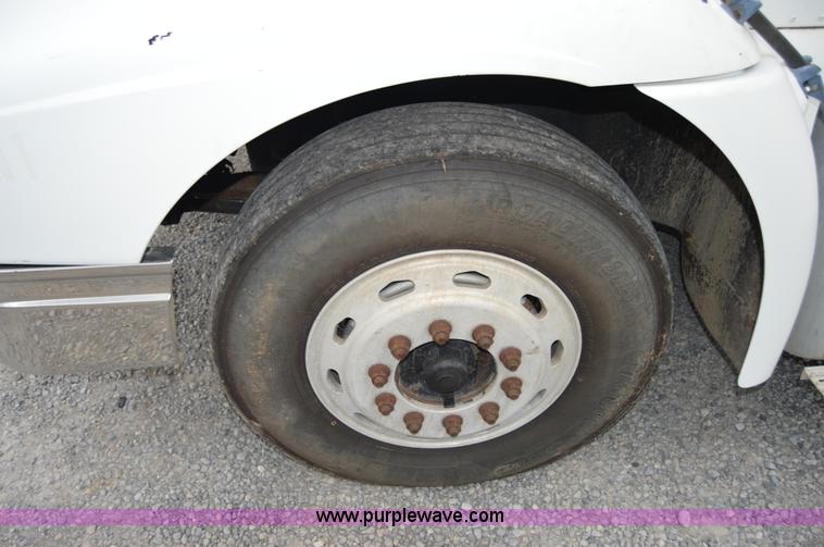 image for item H2766 2000 International 9400i seed tender truck