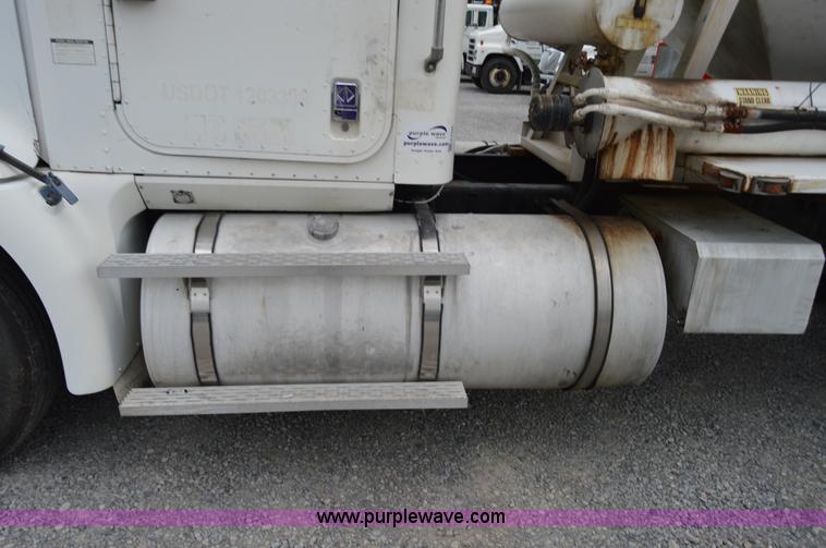 image for item H2766 2000 International 9400i seed tender truck