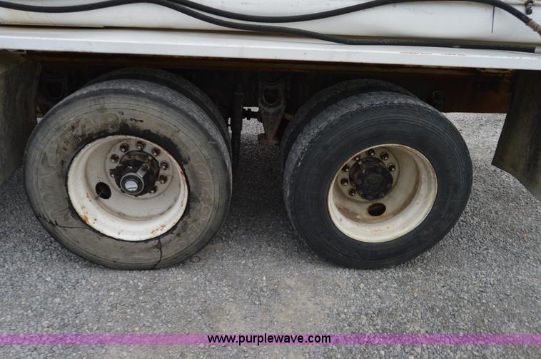 image for item H2766 2000 International 9400i seed tender truck