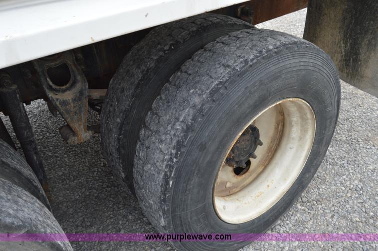 image for item H2766 2000 International 9400i seed tender truck