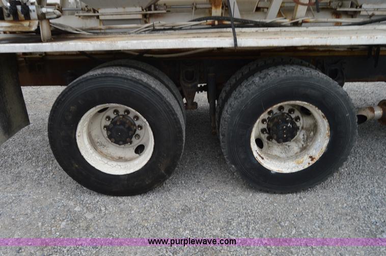 image for item H2766 2000 International 9400i seed tender truck