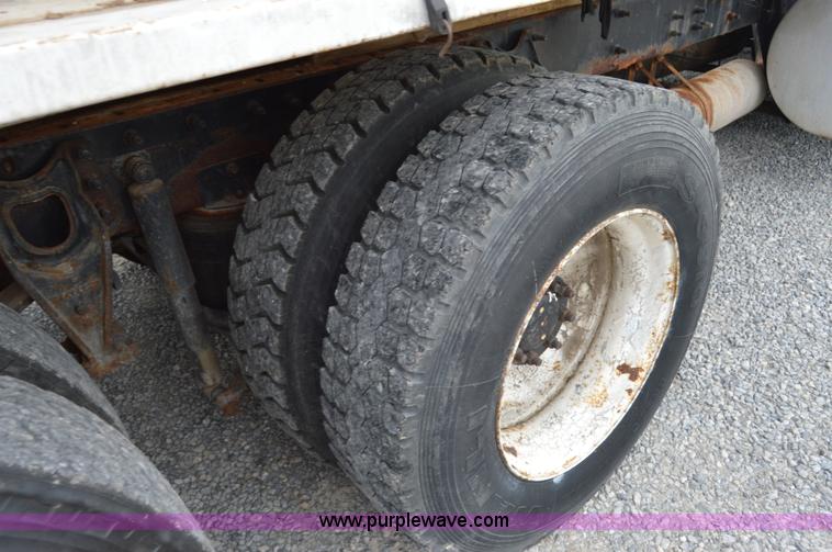 image for item H2766 2000 International 9400i seed tender truck