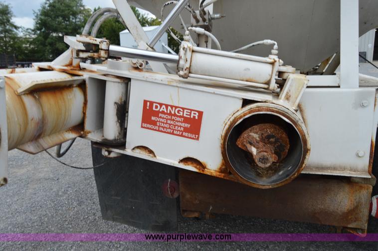 image for item H2766 2000 International 9400i seed tender truck