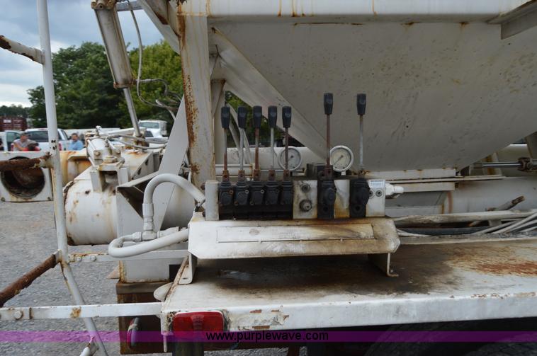 image for item H2766 2000 International 9400i seed tender truck