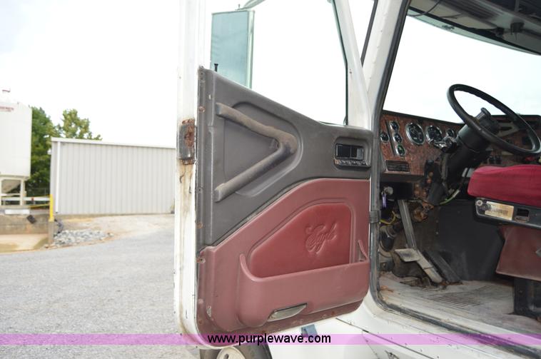 image for item H2766 2000 International 9400i seed tender truck