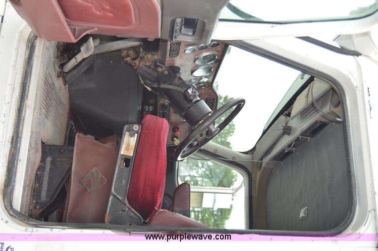 image for item H2766 2000 International 9400i seed tender truck