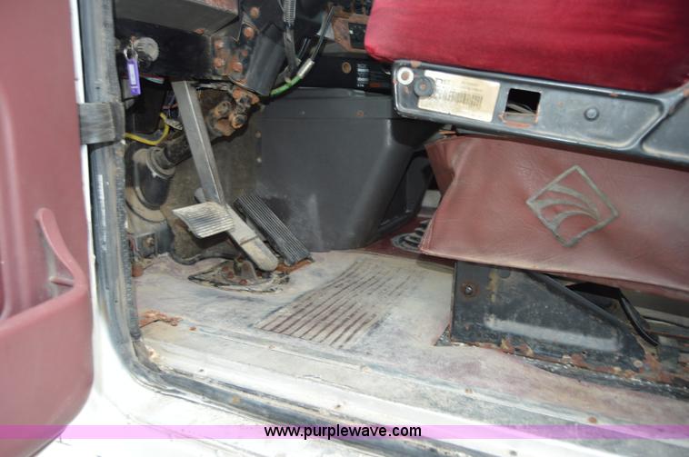 image for item H2766 2000 International 9400i seed tender truck