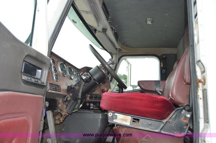 image for item H2766 2000 International 9400i seed tender truck