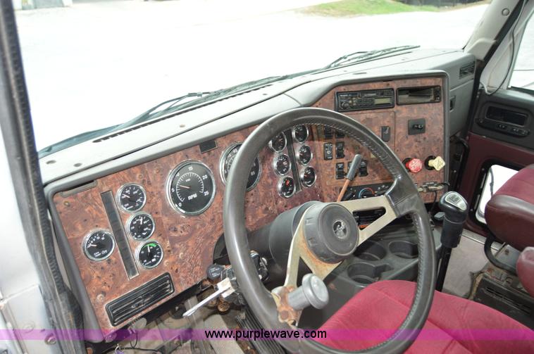 image for item H2766 2000 International 9400i seed tender truck