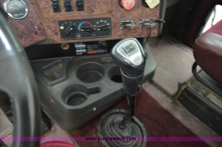 image for item H2766 2000 International 9400i seed tender truck