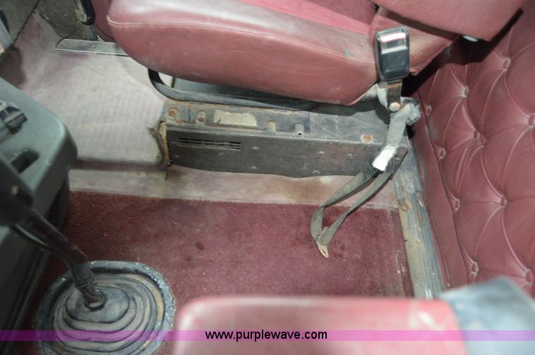 image for item H2766 2000 International 9400i seed tender truck