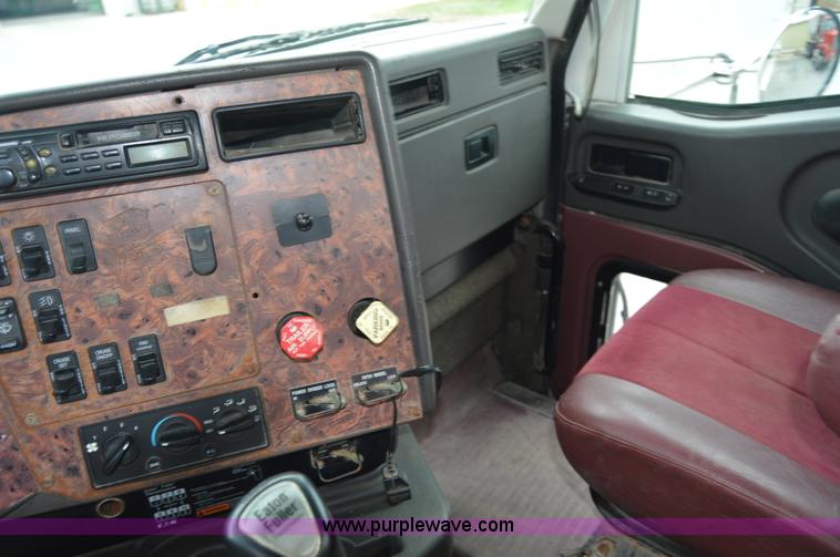 image for item H2766 2000 International 9400i seed tender truck