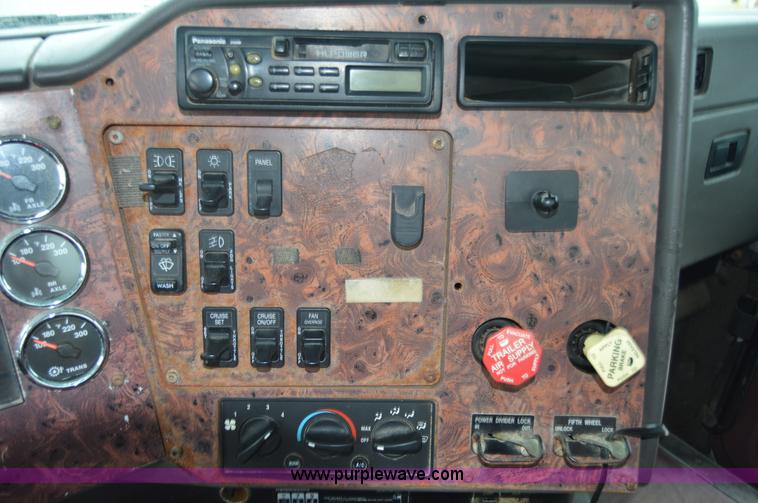 image for item H2766 2000 International 9400i seed tender truck