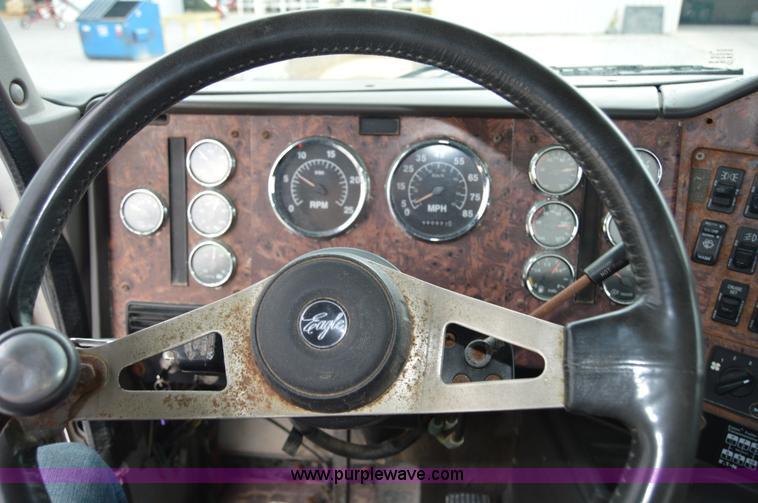 image for item H2766 2000 International 9400i seed tender truck