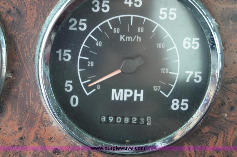 image for item H2766 2000 International 9400i seed tender truck