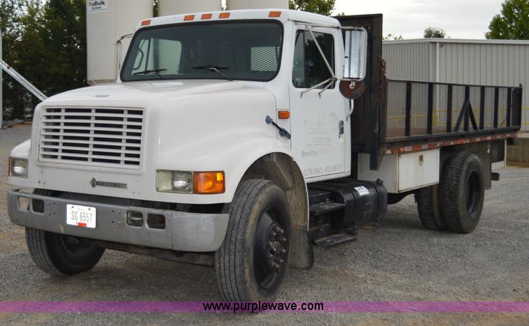 image for item H2767 1992 International 4900 flatbed truck