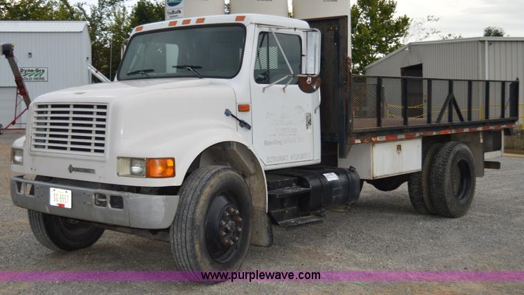 image for item H2767 1992 International 4900 flatbed truck
