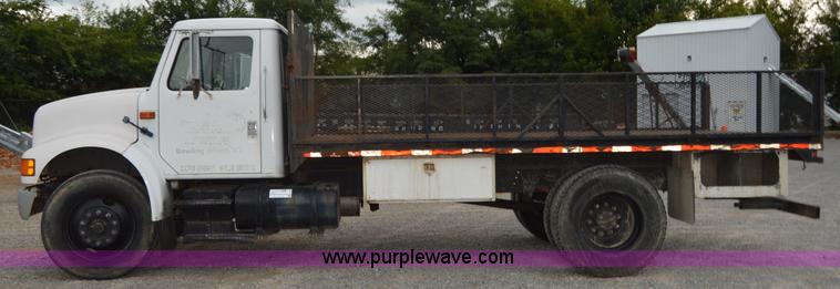image for item H2767 1992 International 4900 flatbed truck