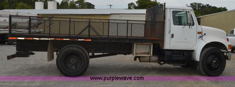image for item H2767 1992 International 4900 flatbed truck