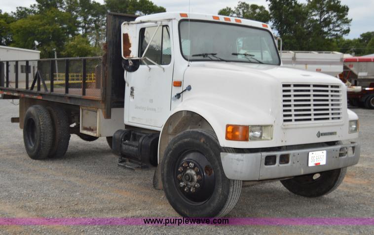 image for item H2767 1992 International 4900 flatbed truck