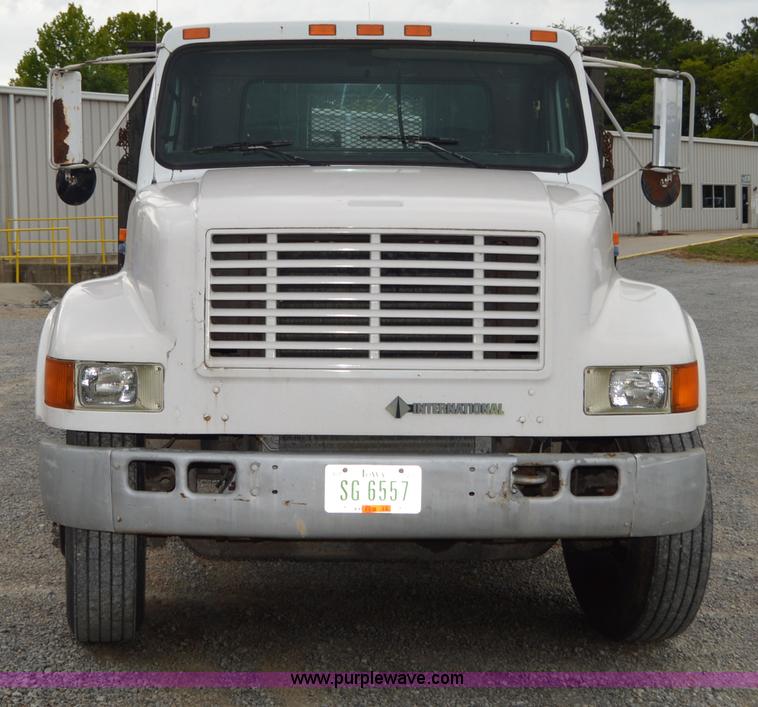image for item H2767 1992 International 4900 flatbed truck