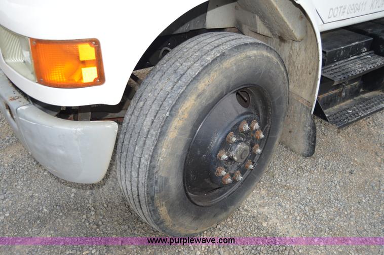 image for item H2767 1992 International 4900 flatbed truck