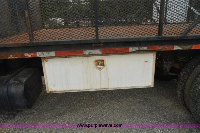 image for item H2767 1992 International 4900 flatbed truck