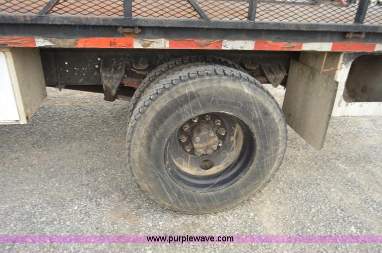 image for item H2767 1992 International 4900 flatbed truck