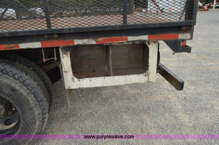 image for item H2767 1992 International 4900 flatbed truck
