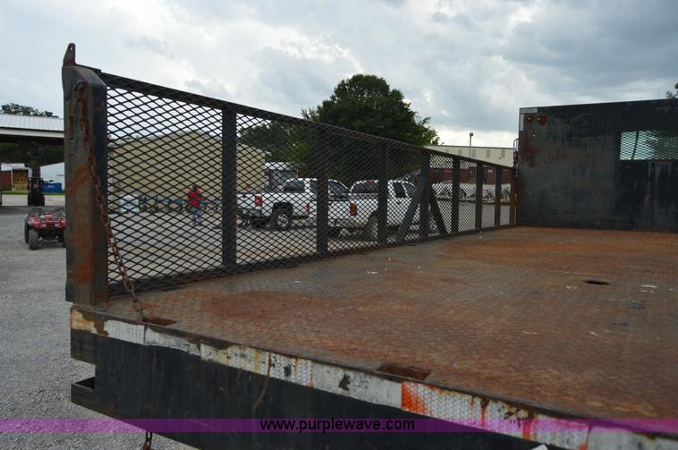 image for item H2767 1992 International 4900 flatbed truck