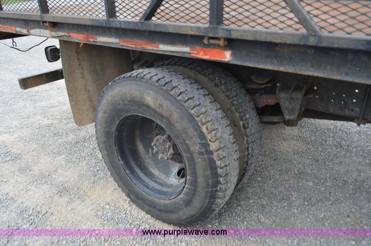 image for item H2767 1992 International 4900 flatbed truck