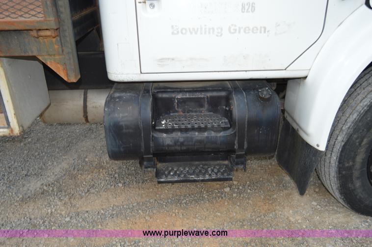 image for item H2767 1992 International 4900 flatbed truck