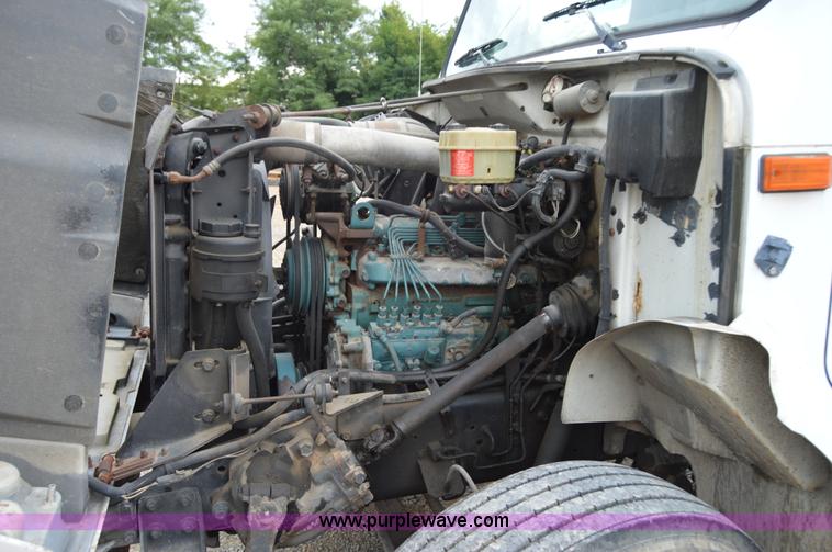 image for item H2767 1992 International 4900 flatbed truck