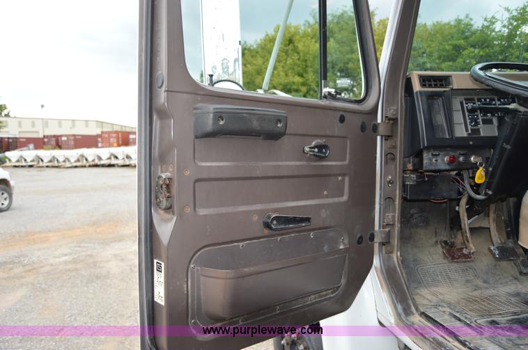 image for item H2767 1992 International 4900 flatbed truck