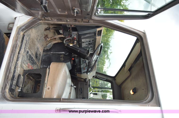 image for item H2767 1992 International 4900 flatbed truck