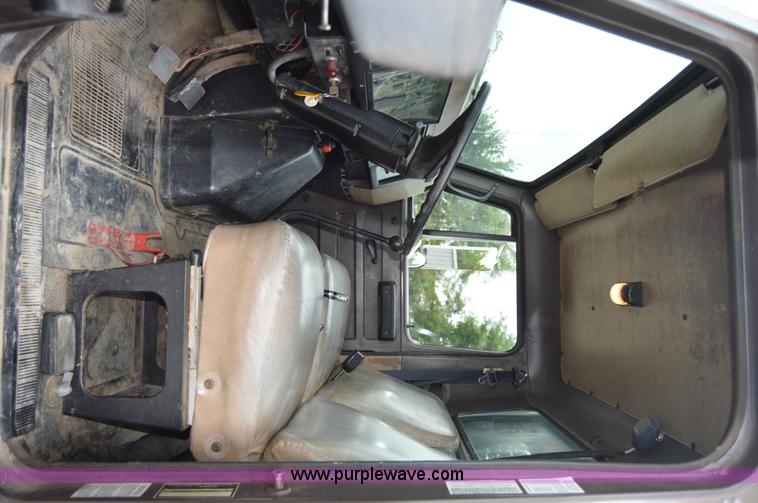 image for item H2767 1992 International 4900 flatbed truck