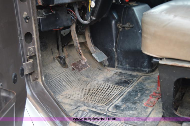 image for item H2767 1992 International 4900 flatbed truck